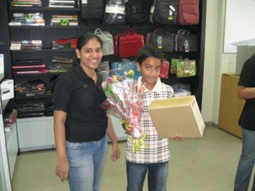 iPad 2 buyers treated with flowers in India!